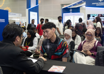 SEBAHAGIAN pencari kerja mendapatkan penerangan mengenai peluang pekerjaan pada National Graduate Career Fair 2026 di Pusat Konvensyen Kuala Lumpur (KLCC).
