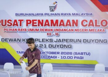 SEORANG petugas Suruhanjaya Pilihan Raya (SPR) melakukan persiapan akhir menjelang proses penamaan calon PRN Melaka Ke-16 di Pusat Penamaan Calon N21 Duyong, Dewan Kompleks Japerun Duyong, Melaka semalam.