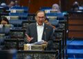 ANWAR Ibrahim menjawab pertanyaan pada sesi pertanyaan Perdana Menteri di Dewan Rakyat hari ini.-GAMBAR/JABATAN PENERANGAN