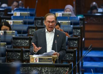 ANWAR Ibrahim menjawab pertanyaan pada sesi pertanyaan Perdana Menteri di Dewan Rakyat hari ini.-GAMBAR/JABATAN PENERANGAN