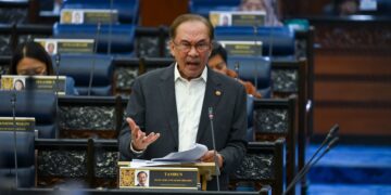 ANWAR Ibrahim menjawab pertanyaan pada sesi pertanyaan Perdana Menteri di Dewan Rakyat hari ini.-GAMBAR/JABATAN PENERANGAN