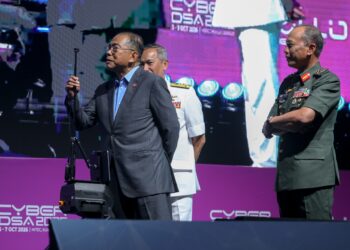 MOAHAMED Khaled Nordin (kiri) melakukan gimik perasmian Siber Siaga 2026 di Pusat Pameran dan Dagangan Antarabangsa Malaysia (MITEC) di sini hari ini. 
Turut sama, Panglima Angkatan Tentera, Jeneral Tan Sri Malek Razak Sulaiman (kanan). UTUSAN/FARIZ RUSADIO