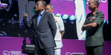 MOAHAMED Khaled Nordin (kiri) melakukan gimik perasmian Siber Siaga 2026 di Pusat Pameran dan Dagangan Antarabangsa Malaysia (MITEC) di sini hari ini.
Turut sama, Panglima Angkatan Tentera, Jeneral Tan Sri Malek Razak Sulaiman (kanan). UTUSAN/FARIZ RUSADIO