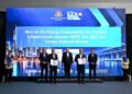 LOKE Siew Fook (tengah) menyaksikan pertukaran MoU antara Mohd Zarif Hashim (dua dari kiri) dan Shamsul Ahmad (empat dari kiri) di Transport Expo Asia (TXA) 2026.