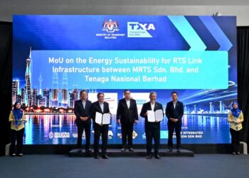 LOKE Siew Fook (tengah) menyaksikan pertukaran MoU antara Mohd Zarif Hashim (dua dari kiri) dan Shamsul Ahmad (empat dari kiri) di Transport Expo Asia (TXA) 2026.