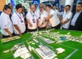 WAN Rosdy Wan Ismail (tiga dari kiri) melawat reruai pameran selepas Majlis Pertukaran Dokumen Kerjasama Strategik Kerajaan Negeri Pahang sempena Sidang Kemuncak Perniagaan Antarabangsa Selangor (SIBS) 2026 di Pusat Konvensyen Kuala Lumpur semalam. - UTUSAN/SYAKIR RADIN