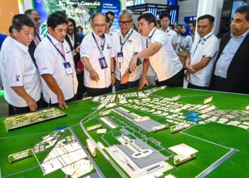 WAN Rosdy Wan Ismail (tiga dari kiri) melawat reruai pameran selepas Majlis Pertukaran Dokumen Kerjasama Strategik Kerajaan Negeri Pahang sempena Sidang Kemuncak Perniagaan Antarabangsa Selangor (SIBS) 2026 di Pusat Konvensyen Kuala Lumpur semalam. - UTUSAN/SYAKIR RADIN