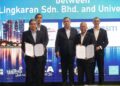 Ketua Pegawai Eksekutif MRT Corp, Datuk Mohd Zarif Hashim (kedua dari kiri) dan Naib Canselor Universiti Malaya, Profesor Datuk Seri Dr. Noor Azuan Abu Osman (kedua dari kanan), bergambar bersama dokumen perjanjian yang telah dipertukarkan di Transport Expo Asia (TXA) 2026 di Kuala Lumpur, dengan disaksikan oleh Menteri Pengangkutan, Loke Siew Fook (tengah).
Turut hadir ialah Pengarah Projek Laluan Lingkaran MRT3 (MRT3 Circle Line), Yusof Kasiron (kiri), dan Timbalan Naib Canselor (Pembangunan) Universiti Malaya, Profesor Dr. Ramesh Singh