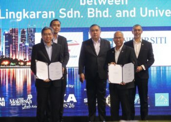 Ketua Pegawai Eksekutif MRT Corp, Datuk Mohd Zarif Hashim (kedua dari kiri) dan Naib Canselor Universiti Malaya, Profesor Datuk Seri Dr. Noor Azuan Abu Osman (kedua dari kanan), bergambar bersama dokumen perjanjian yang telah dipertukarkan di Transport Expo Asia (TXA) 2026 di Kuala Lumpur, dengan disaksikan oleh Menteri Pengangkutan, Loke Siew Fook (tengah).
Turut hadir ialah Pengarah Projek Laluan Lingkaran MRT3 (MRT3 Circle Line), Yusof Kasiron (kiri), dan Timbalan Naib Canselor (Pembangunan) Universiti Malaya, Profesor Dr. Ramesh Singh