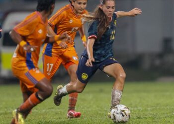 PEMAIN Wanita B-17 negara,
Isabella Saffiya O Luanaigh berjaya melepasi kawalan pertahanan India pada aksi terakhir Kumpulan E Kelayakan Piala Asia B-17 China 2027 di Stadium Majlis Perbandaran Selayang, malam ini.-IHSAN Malaysia NT