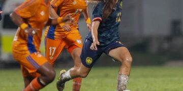 PEMAIN Wanita B-17 negara,
Isabella Saffiya O Luanaigh berjaya melepasi kawalan pertahanan India pada aksi terakhir Kumpulan E Kelayakan Piala Asia B-17 China 2027 di Stadium Majlis Perbandaran Selayang, malam ini.-IHSAN Malaysia NT