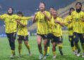 PEMAIN Sensasi skuad remaja wanita B-17 negara, Lim You meraikan jaringan bersama rakan sepasukan pada aksi kedua Kumpulan E Kelayakan Piala Asia Wanita B-17 berdepan Iraq di Stadium Majlis Perbandaran Selayang, malam ini.-IHSAN Malaysia NT
