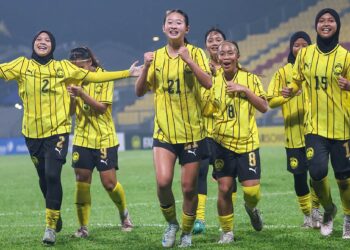 PEMAIN Sensasi skuad remaja wanita B-17 negara, Lim You meraikan jaringan bersama rakan sepasukan pada aksi kedua Kumpulan E Kelayakan Piala Asia Wanita B-17 berdepan Iraq di Stadium Majlis Perbandaran Selayang, malam ini.-IHSAN Malaysia NT
