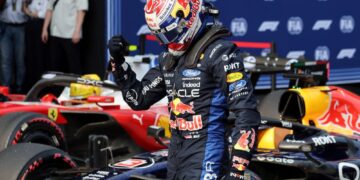PELUMBA Red Bull Racing, Max Verstappen menempah petak hadapan buat kali pertama musim ini, selepas melakar masa terpantas 1 minit 35.130 saat (s) pada sesi kelayakan Grand Prix (GP) Bahrain di Litar Antarabangsa Sepang (SIC), semalam.- Gambar ASWAD YAHYA