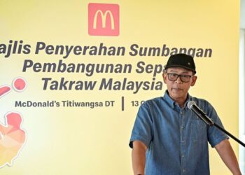 Azmir Jaafar menyampaikan ucapan pada majlis penyerahan sumbangan pembangunan sepak takraw Malaysia di McDonald’s Titiwangsa.