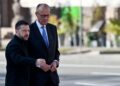 FRIEDRICH Merz (dua dari kanan) bersama Volodymyr Zelensky. - AFP