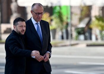 FRIEDRICH Merz (dua dari kanan) bersama Volodymyr Zelensky. - AFP