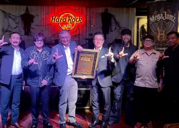 SHAMSUL Anuar Nasarah menyempurnakan gimik pelancaran promosi MegaJamz Lenggong Music Festival 2026 di Hard Rock Cafe, Kuala Lumpur. - UTUSAN/KURAITU AINI CHAI