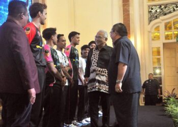 Akramuddin Abdul Aziz memperkenalkan pemain kepada Mohd Ali Mohd Rustam pada Majlis Memperkenalkan Pemain dan Jersi Melaka Titans sempena saingan Liga Sepak Takraw (STL) Premier 2026 di Melaka, kelmarin. UTUSAN/AMRAN MULUP
