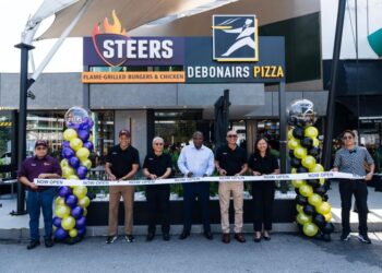 NORAZLAN Subaha (tiga dari kanan) bersama Suruhanjaya Tinggi Afrika Selatan, Adolph Mundalamo (tengah) pada majlis pelancaran rasmi Steers dan Debonairs Pizza di Stesen Petronas Mutiara Damansara.