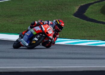 Muhammad Hakim Danish Ramli menjalani latihan bebas kelas Moto3 menjelang Petronas Grand Prix of Malaysia 2026 di Litar Antarabangsa Sepang, semalam. - UTUSAN/AMIR KHALID
