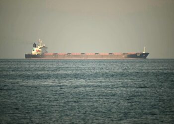 GAMBAR fail sebuah kapal dagang di Selat Hormuz. - AFP