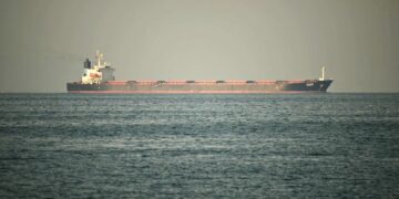 GAMBAR fail sebuah kapal dagang di Selat Hormuz. - AFP