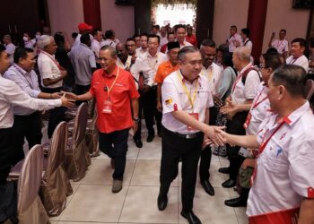 Anthony Loke Siew Fook bersalaman dengan perwakilan ketika hadiri Konvensyen Tahunan DAP Negeri Sembilan Ke-24 Tahun 2026 di Seremban, hari ini.- UTUSAN/MOHD SHAHJEHAN MAAMIN.
