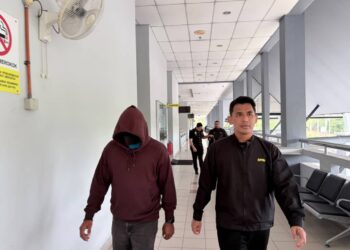 T. Selvakumar hadir ke Mahkamah Seremban hari ini atas pertuduhan menerima suapan RM1,800 sebagai dorongan supaya tiada tisakan diambil terhadap kerja pengubahsuaian rumah tanpa kelulusan dua tahun lalu. - IHSAN SPRM