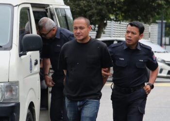 SUAMI pegawai AKPS dibawa ke Mahkamah Seremban atas tuduhan membunuh isterinya pada 15 Oktober lalu. - UTUSAN/MOHD. SHAHJEHAN MAAMIN