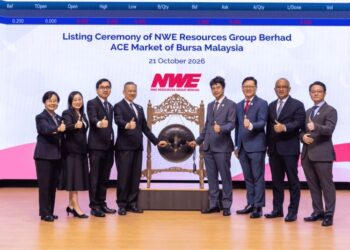 TAN Chor Han (tiga kiri) bersama barisan pengurusan NWE Resources pada majlis penyenaraiannya di Pasaran ACE Bursa Malaysia di sini hari ini.