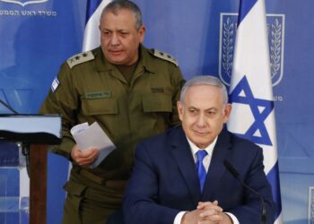 BENJAMIN Netanyahu (kanan) dan Gadi Eisenkot. - AFP