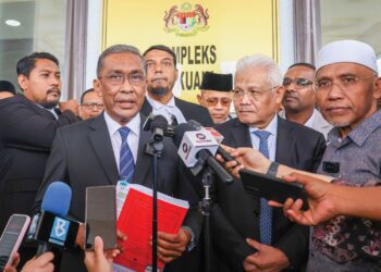 TAKIYUDDIN Hassan (kiri) pada sidang media selepas Mahkamah Tinggi membenarkan permohonan Perikatan Nasional (PN) menggantung keputusan Jabatan Pendaftaran Pertubuhan Malaysia (RoS) di Kuala Lumpur, semalam. Turut kelihatan Hamzah Zainudin, Idris Ahmad dan P. Punithan. – UTUSAN/ISKANDAR ISHAK