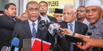 TAKIYUDDIN Hassan (kiri) pada sidang media selepas Mahkamah Tinggi membenarkan permohonan Perikatan Nasional (PN) menggantung keputusan Jabatan Pendaftaran Pertubuhan Malaysia (RoS) di Kuala Lumpur, semalam. Turut kelihatan Hamzah Zainudin, Idris Ahmad dan P. Punithan. – UTUSAN/ISKANDAR ISHAK