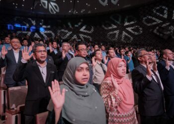SEMUA generasi perlu bersatu padu dan terbuka menerima perubahan agar dapat melahirkan generasi yang saling melengkapi dalam perkhidmatan awam pada masa hadapan.