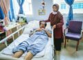 SITI Rukiah
Hashim
menemani
Nazeri Nong
Samah yang
menghidap
strok di
Hospital
Serdang,
Selangor.–
MINGGUAN/
SALEHUDIN
MAT RASAD