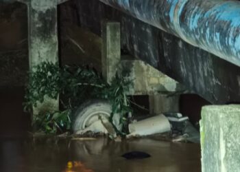 PROTON Wira dipandu Mat Yusof Hashim yang tenggelam dalam sungai di Jalan Lubuk Segintah-Lubuk Kawah di Sungai Petani. - MEDIA SOSIAL