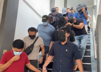 SERAMAI 12 pegawai dan anggota polis tidak mengaku memasukkan dadah ke dalam badan di Mahkamah Majistret Sungai Petani, hari ini.