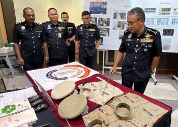 ADZLI Abu Shah  (kanan) menunjukkan seragam polis India yang dirampas ketika serbuan terhadap kegiatan penipuan dalam talian di Kulim pada sidang akhbar di Ibu Pejabat Polis Kontinjen (IPK) Kedah di Alor Setar.