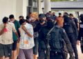 POLIS mengawal tertuduh yang dihadapkan ke mahkamah atas pertuduhan menipu dalam talian serta membenarkan imigran haram tinggal di premis dimiliki di Mahkamah Majistret Kulim, hari ini.