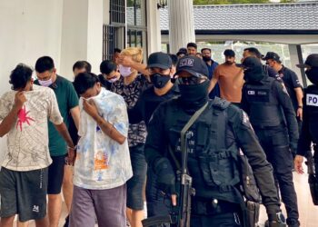 POLIS mengawal tertuduh yang dihadapkan ke mahkamah atas pertuduhan menipu dalam talian serta membenarkan imigran haram tinggal di premis dimiliki di Mahkamah Majistret Kulim, hari ini.
