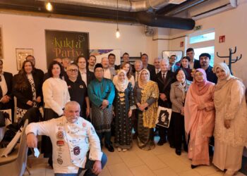 NORAFIZAN Mustaffa (bersongkok) bersama Chef Ismail dalam program “A Taste of Malaysia” yang berlangsung di Sekolah Masakan Kuktaparty, Budapest, Hungary.