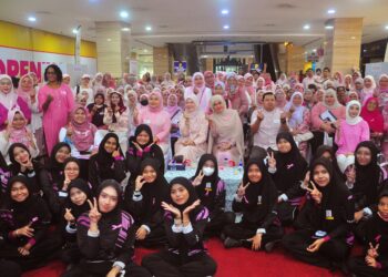 FADHLINA Sidek bergambar kenangan bersama para peserta selepas menghadiri Pertemuan Kelab Perempuan Membaca Fadhlina Membaca Bersama Menteri Pendidikan di Banda Hilir, hari ini. UTUSAN/AMRAN MULUP