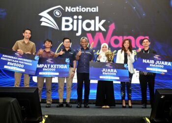 GABENOR Bank Negara Malaysia (BNM), Datuk Seri Abdul Rasheed Ghaffour (tengah), Syuhaib (tiga dari kiri) dan Jasveen (dua dari kanan) bergambar bersama pemenang National Bijak Wang Challenge 2026 selepas majlis penyampaian hadiah di sini, hari ini.