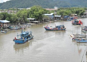 NELAYAN Zon C2 berharap kerajaan dapat mempertimbangkan pemberian subsidi diesel menjelang pengumuman Belanjawan 2027 pada esok. - UTUSAN/ASYRAF MUHAMMAD