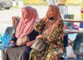 IBU kepada anggota Maritim Malaysia yang meninggal dunia ketika mengikuti operasi, Hamidah Abd. Kadir (kanan) sebak ketika ditemui di Unit Forensik Hospital Tuanku Fauziah (HTF), Kangar, Perlis, semalam. - UTUSAN/ASYRAF MUHAMMAD