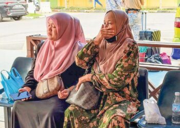 IBU kepada anggota Maritim Malaysia yang meninggal dunia ketika mengikuti operasi, Hamidah Abd. Kadir (kanan) sebak ketika ditemui di Unit Forensik Hospital Tuanku Fauziah (HTF), Kangar, Perlis, semalam. - UTUSAN/ASYRAF MUHAMMAD