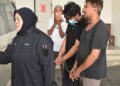 SUSPEK (dua dari kanan) dibawa keluar dari mahkamah selepas mendapatkan perintah reman bagi membolehkan siasatan lanjut dijalankan berhubung kes gangguan seksual di Kompleks Mahkamah Kangar, Perlis, hari ini. UTUSAN/ASYRAF MUHAMMAD
