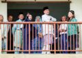 ANWAR Ibrahim meninjau kuarters di tapak bekas Pangkalan Tentera Udara Diraja Malaysia (TUDM) Sungai Besi, yang akan dibaik pulih oleh KLCC Property Holdings Berhad (KLCCH). Turut kelihatan Menteri di Jabatan Perdana Menteri (Wilayah Persekutuan), Hannah Yeoh.