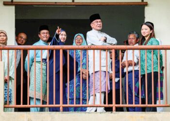 ANWAR Ibrahim meninjau kuarters di tapak bekas Pangkalan Tentera Udara Diraja Malaysia (TUDM) Sungai Besi, yang akan dibaik pulih oleh KLCC Property Holdings Berhad (KLCCH). Turut kelihatan Menteri di Jabatan Perdana Menteri (Wilayah Persekutuan), Hannah Yeoh.